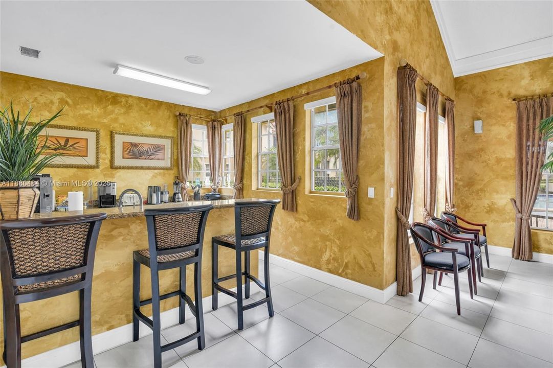 For Sale: $199,000 (1 beds, 1 baths, 813 Square Feet)