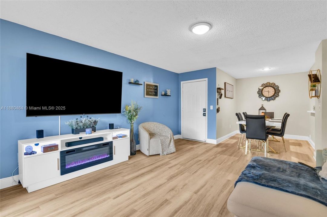 For Sale: $199,000 (1 beds, 1 baths, 813 Square Feet)