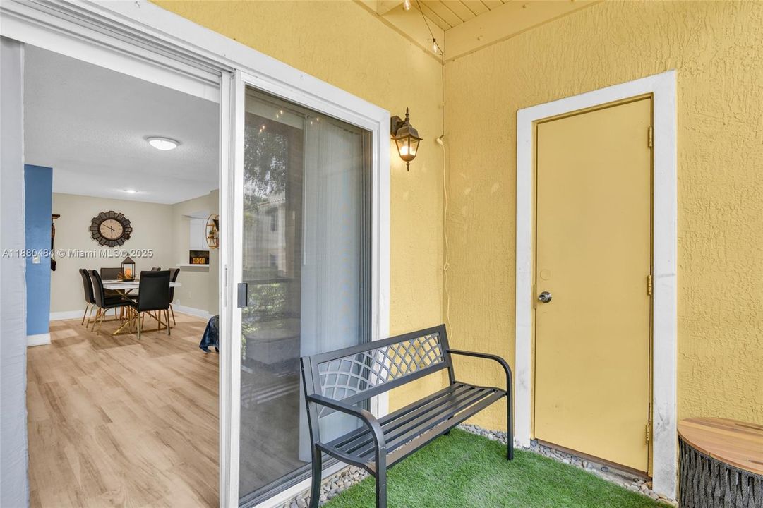 For Sale: $199,000 (1 beds, 1 baths, 813 Square Feet)