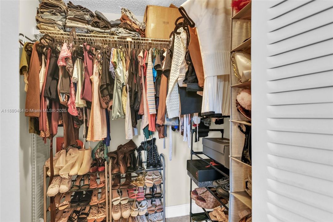 For Sale: $199,000 (1 beds, 1 baths, 813 Square Feet)