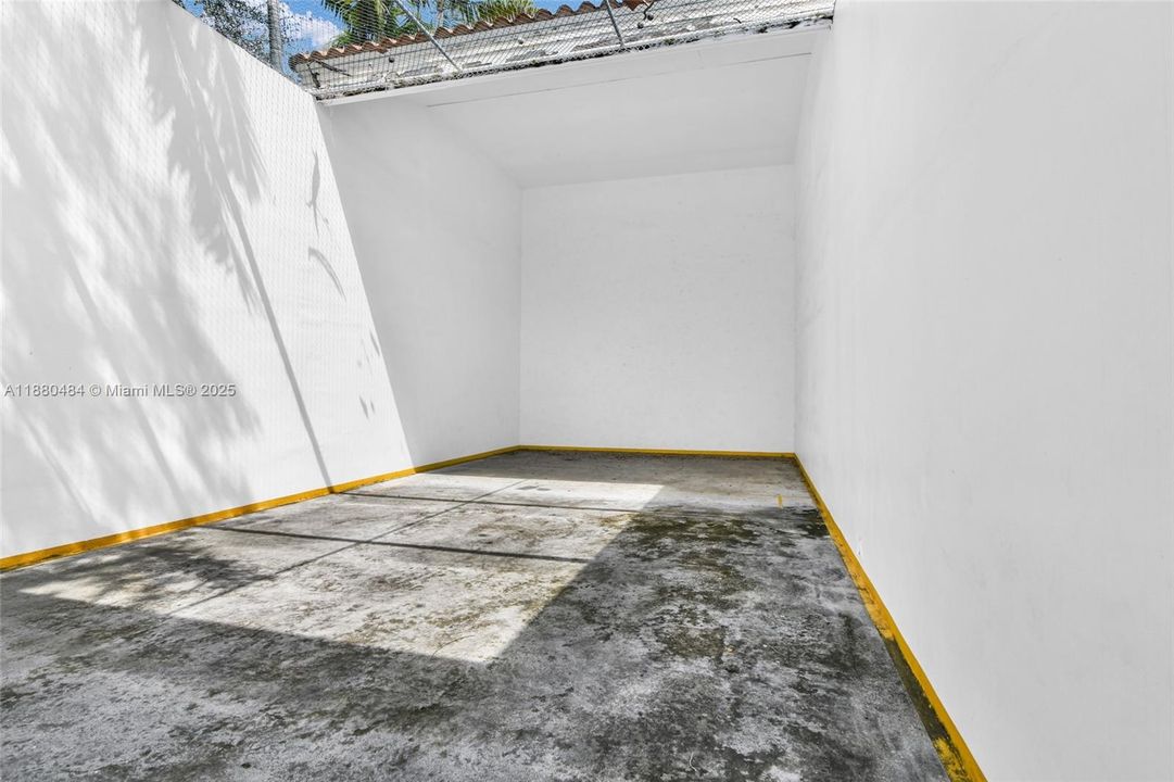 For Sale: $199,000 (1 beds, 1 baths, 813 Square Feet)