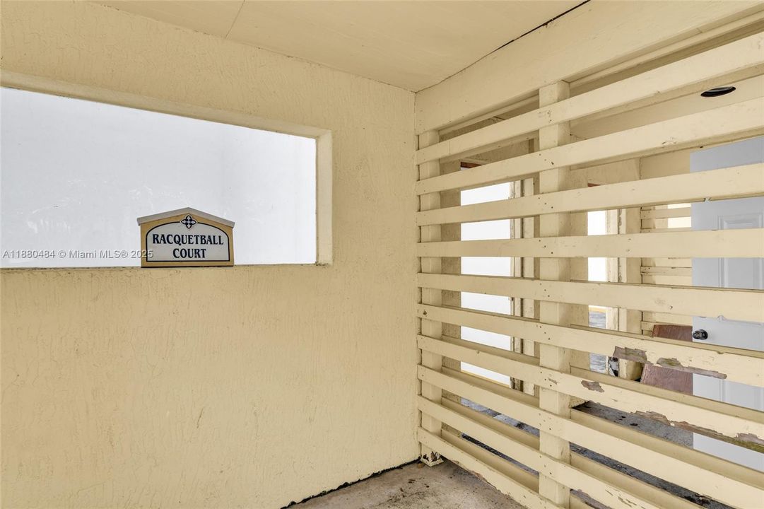 For Sale: $199,000 (1 beds, 1 baths, 813 Square Feet)