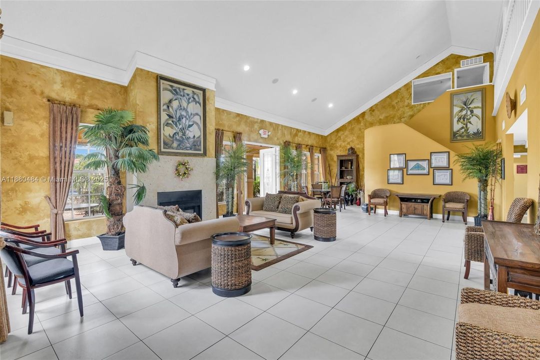 For Sale: $199,000 (1 beds, 1 baths, 813 Square Feet)