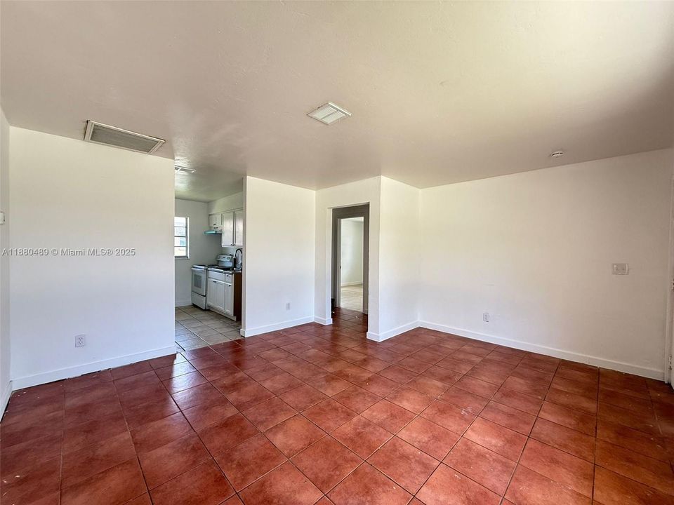 Recently Rented: $1,450 (2 beds, 1 baths, 800 Square Feet)