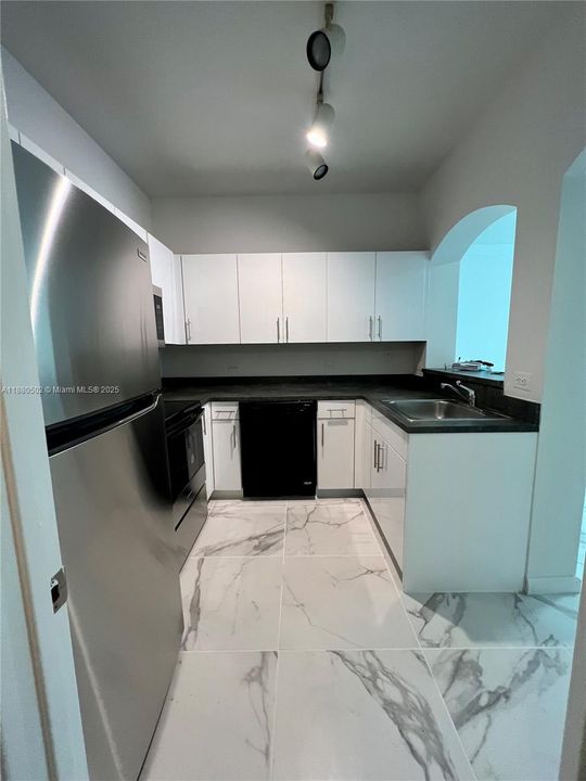 For Sale: $420,000 (1 beds, 1 baths, 757 Square Feet)