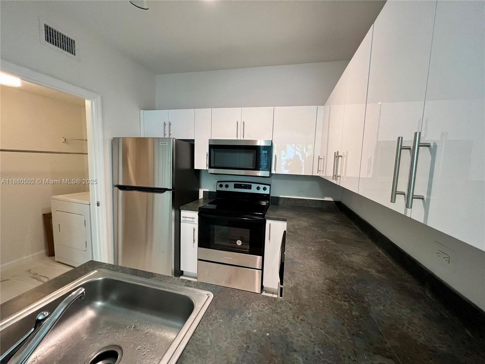 For Sale: $420,000 (1 beds, 1 baths, 757 Square Feet)