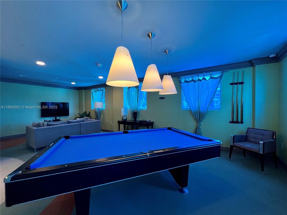 For Sale: $420,000 (1 beds, 1 baths, 757 Square Feet)