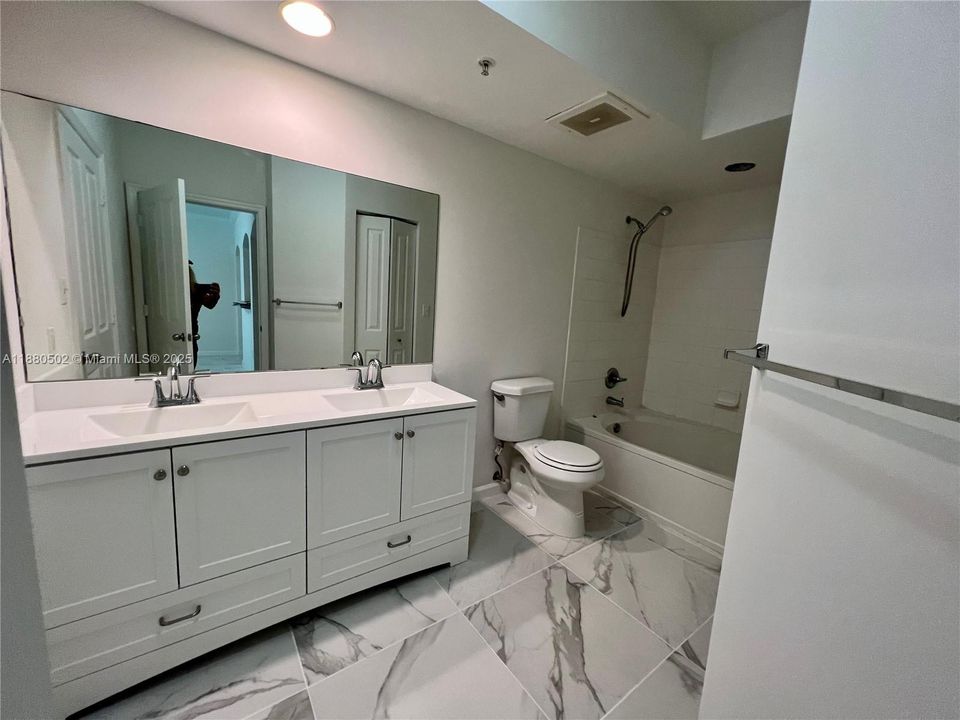 For Sale: $420,000 (1 beds, 1 baths, 757 Square Feet)