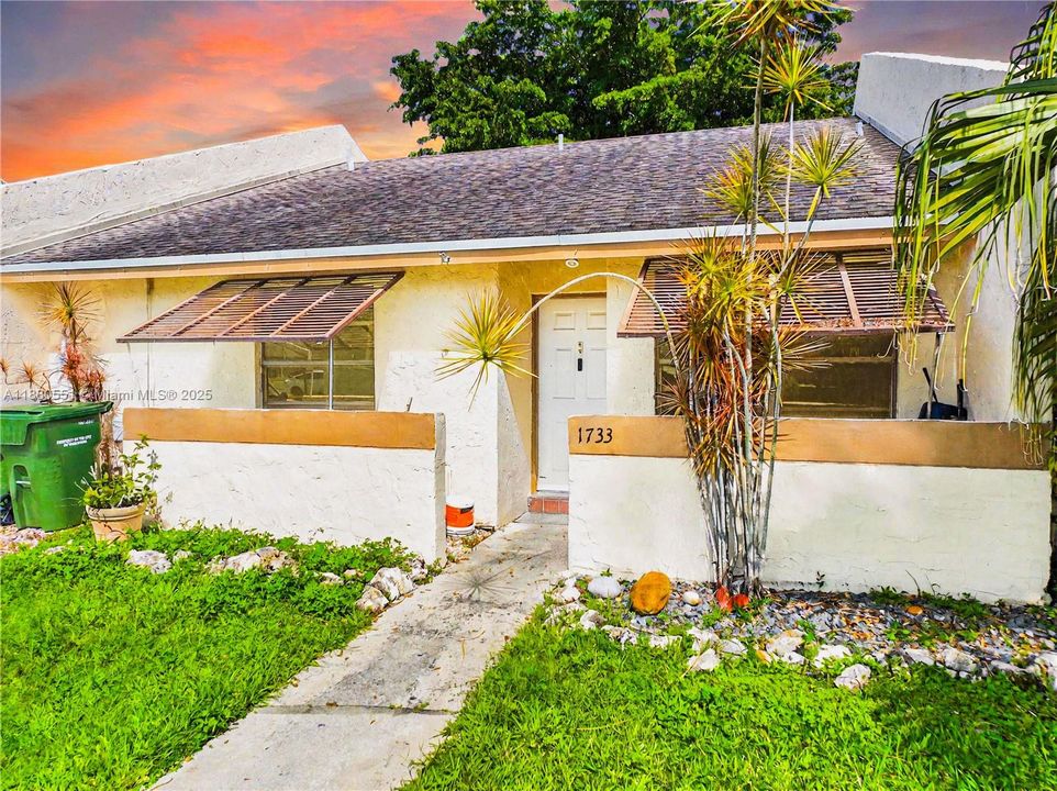 Active With Contract: $245,000 (2 beds, 2 baths, 1120 Square Feet)