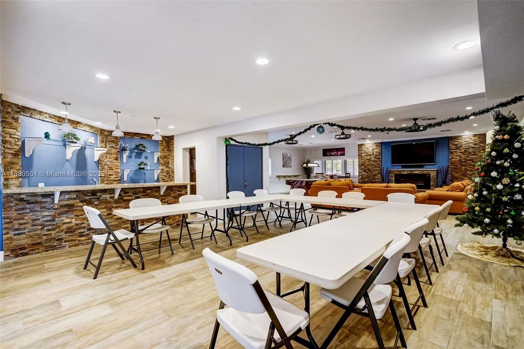 Active With Contract: $245,000 (2 beds, 2 baths, 1120 Square Feet)