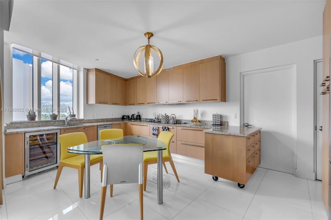 Недавно продано: $1,795,000 (3 спален, 3 ванн, 2327 Квадратных фут)