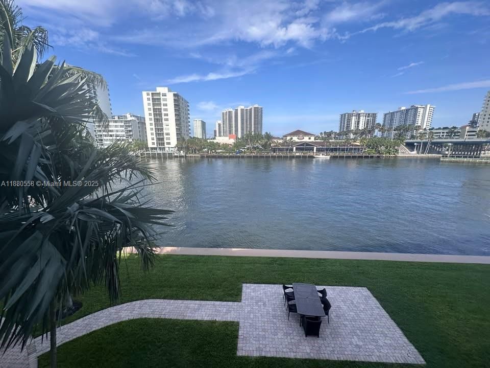 For Sale: $325,000 (1 beds, 1 baths, 634 Square Feet)