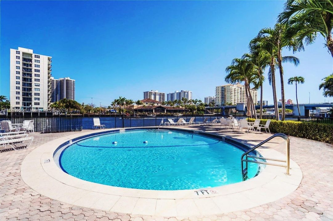 For Sale: $325,000 (1 beds, 1 baths, 634 Square Feet)