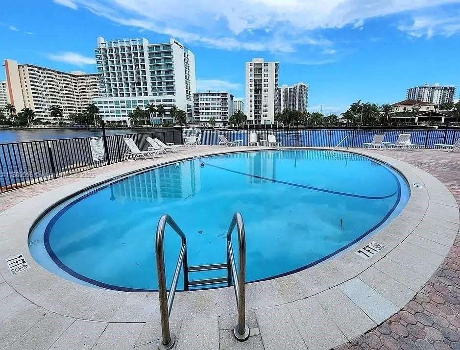 For Sale: $325,000 (1 beds, 1 baths, 634 Square Feet)