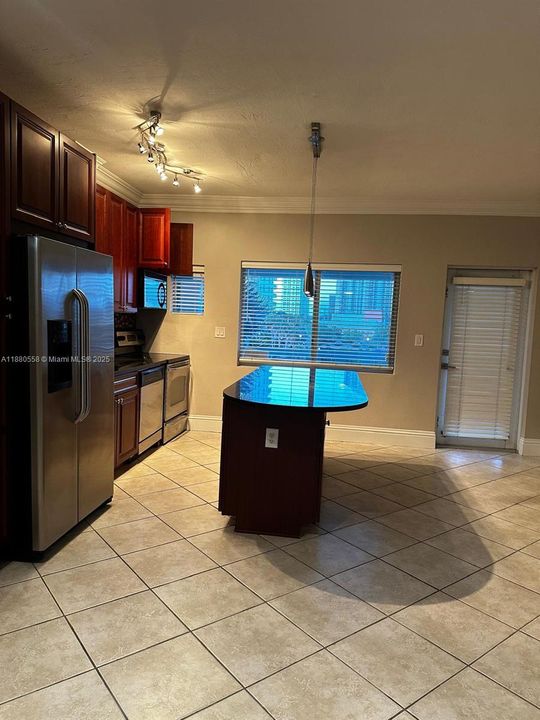 For Sale: $325,000 (1 beds, 1 baths, 634 Square Feet)