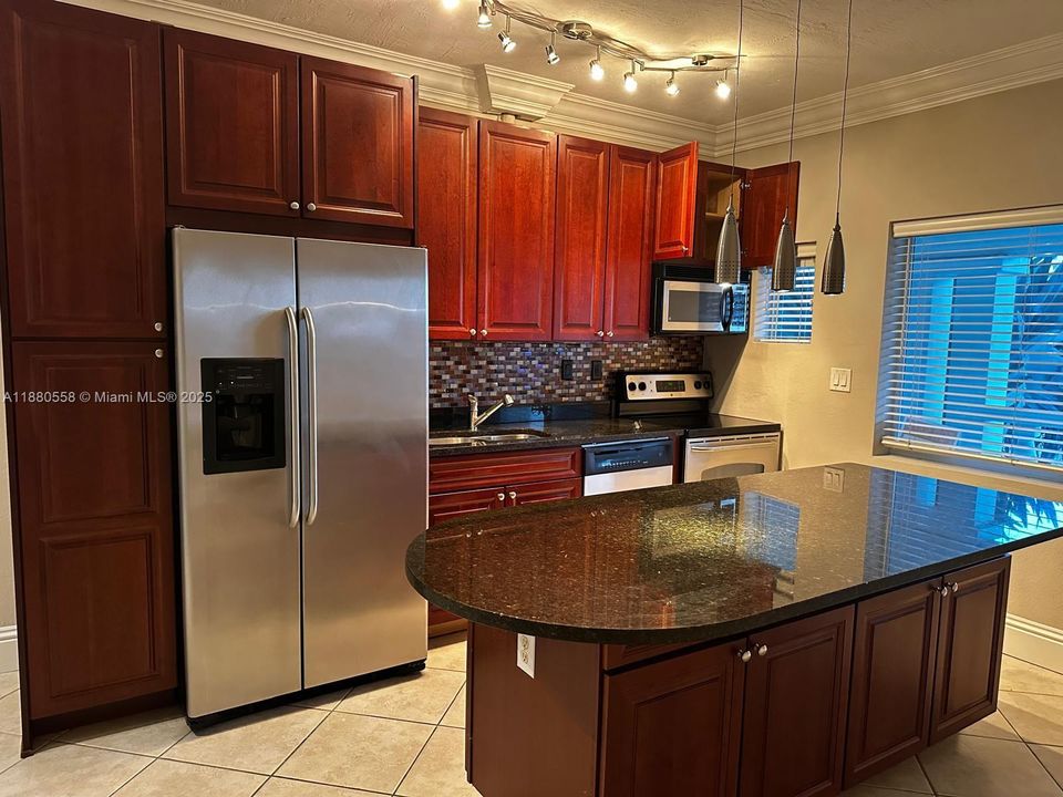 For Sale: $325,000 (1 beds, 1 baths, 634 Square Feet)