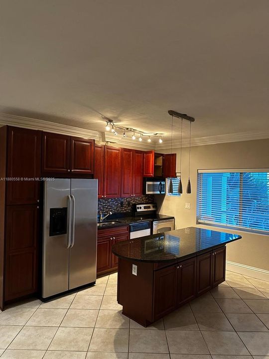 For Sale: $325,000 (1 beds, 1 baths, 634 Square Feet)