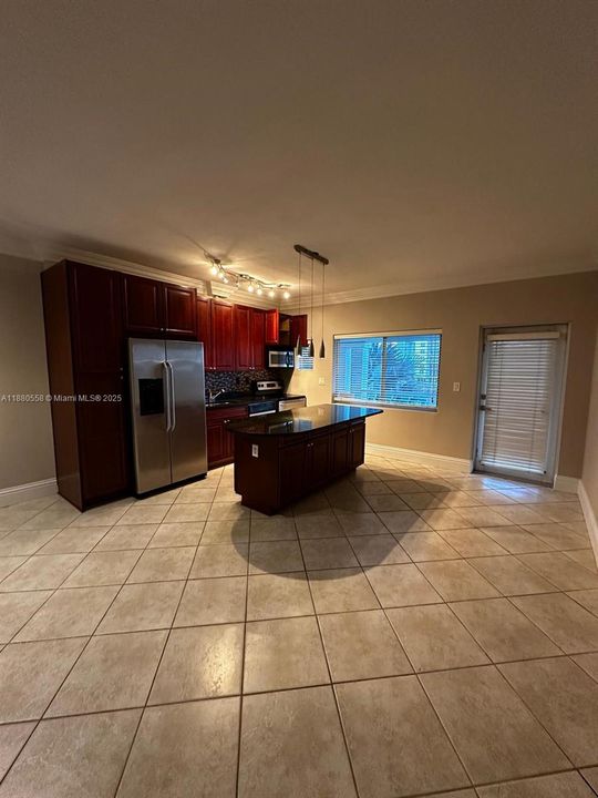 For Sale: $325,000 (1 beds, 1 baths, 634 Square Feet)