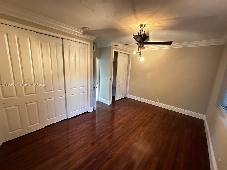For Sale: $325,000 (1 beds, 1 baths, 634 Square Feet)