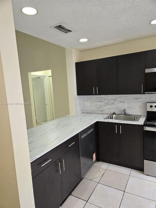 Activo con contrato: $219,900 (2 camas, 2 baños, 1084 Pies cuadrados)