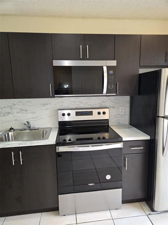 Activo con contrato: $219,900 (2 camas, 2 baños, 1084 Pies cuadrados)