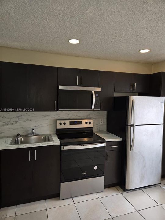 Activo con contrato: $219,900 (2 camas, 2 baños, 1084 Pies cuadrados)