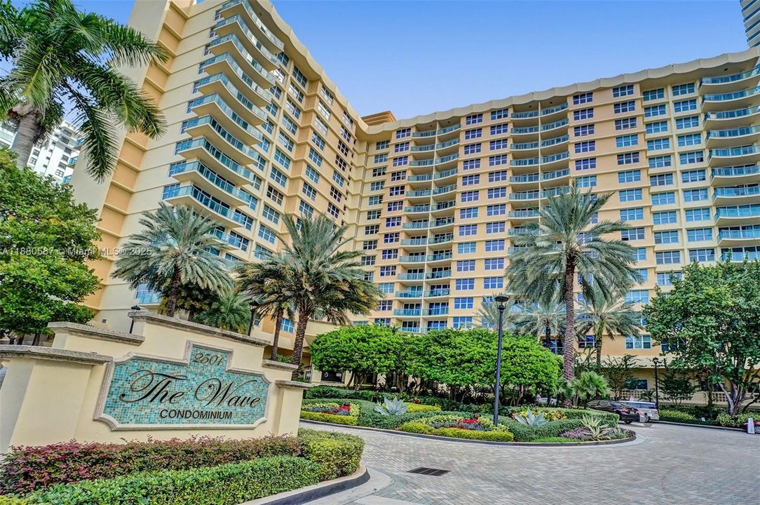 Active With Contract: $4,200 (1 beds, 1 baths, 835 Square Feet)
