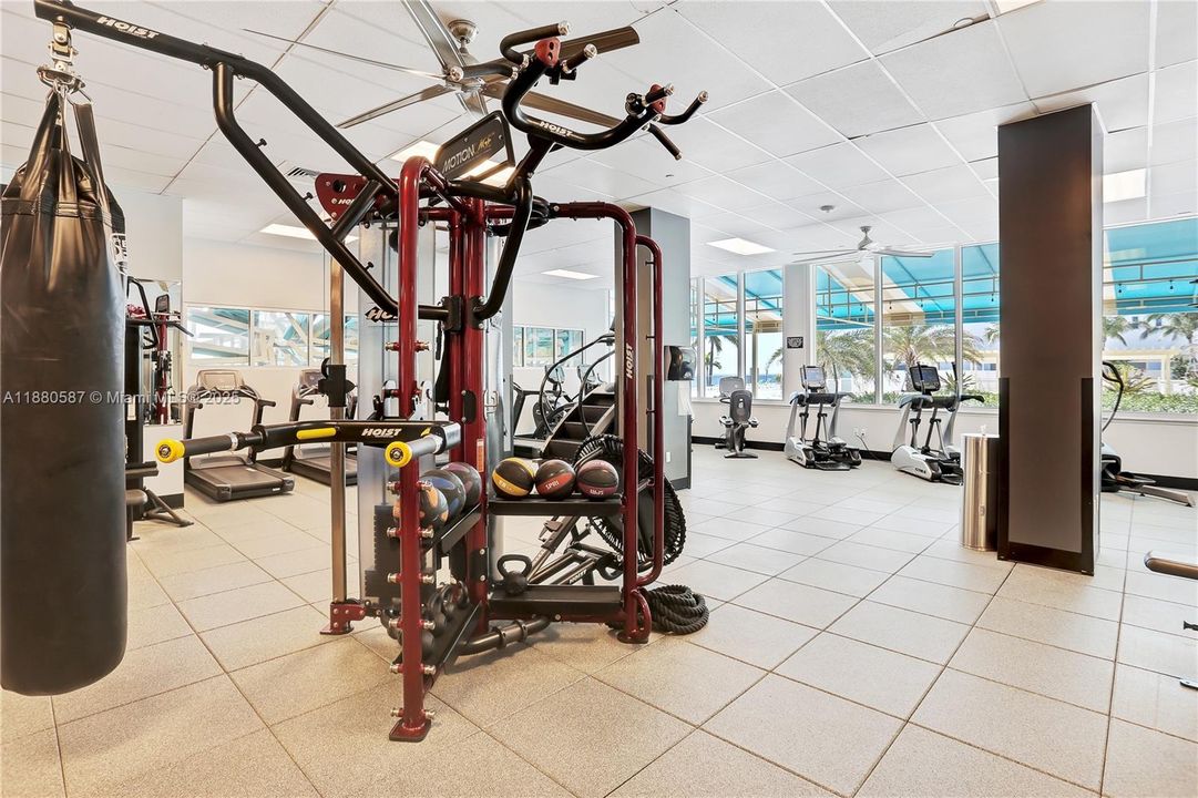 Active With Contract: $4,200 (1 beds, 1 baths, 835 Square Feet)