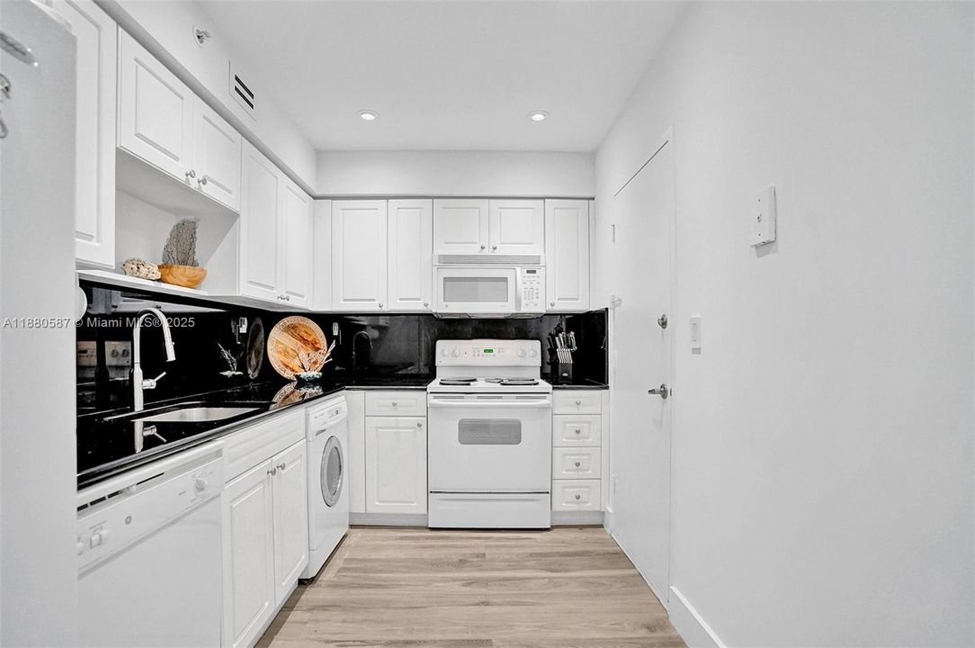 Active With Contract: $4,200 (1 beds, 1 baths, 835 Square Feet)