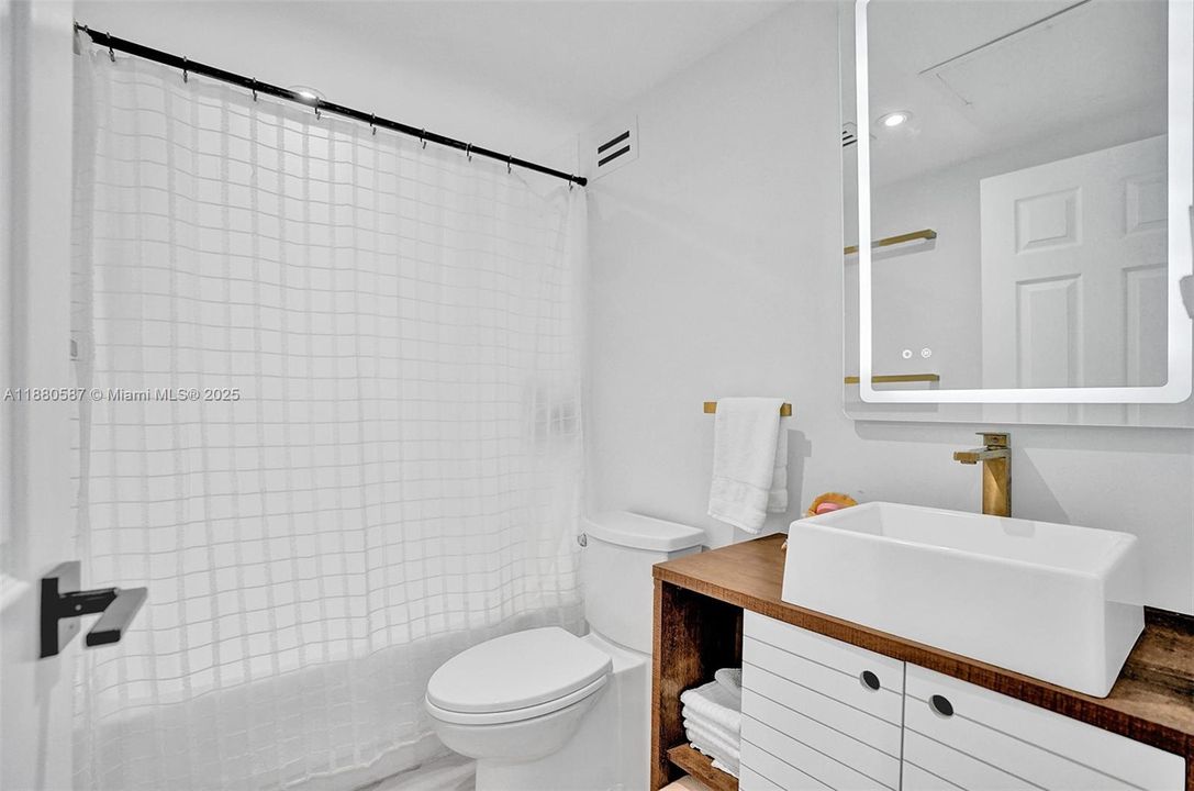 Active With Contract: $4,200 (1 beds, 1 baths, 835 Square Feet)