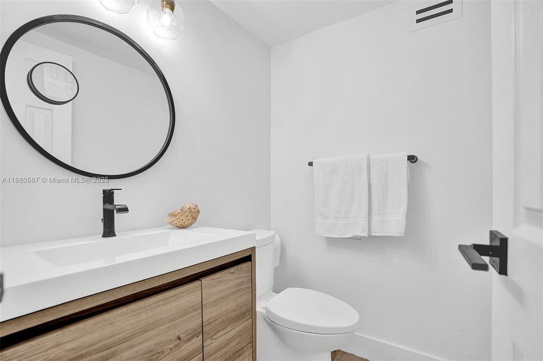 Active With Contract: $4,200 (1 beds, 1 baths, 835 Square Feet)