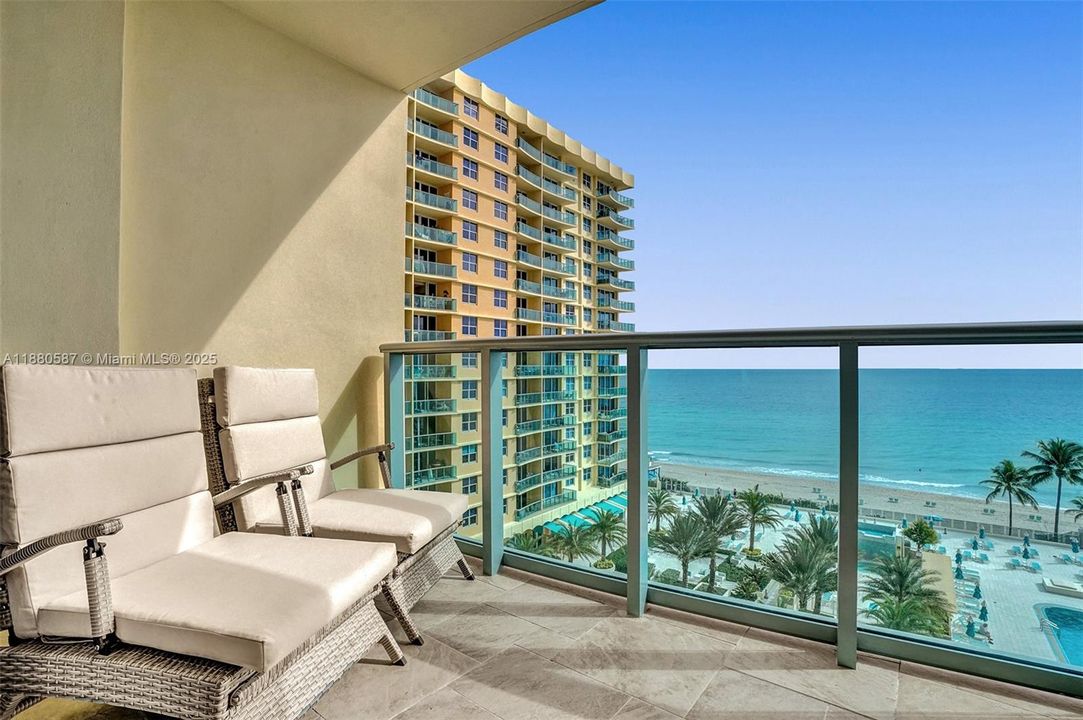 Active With Contract: $4,200 (1 beds, 1 baths, 835 Square Feet)