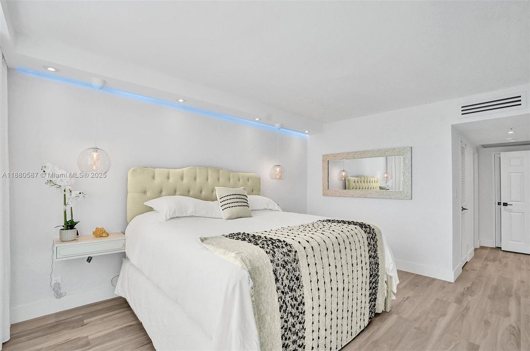 Active With Contract: $4,200 (1 beds, 1 baths, 835 Square Feet)