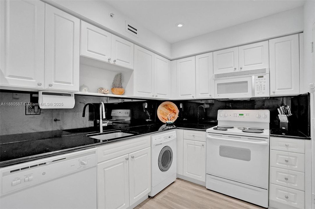 Active With Contract: $4,200 (1 beds, 1 baths, 835 Square Feet)