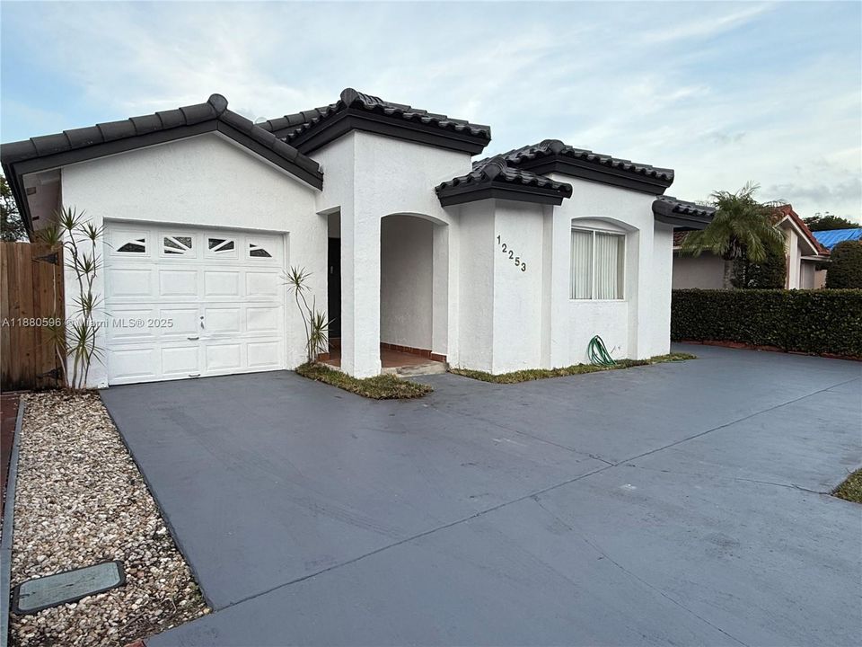 Recently Sold: $569,999 (3 beds, 2 baths, 1652 Square Feet)