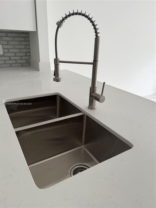 Recently Sold: $569,999 (3 beds, 2 baths, 1652 Square Feet)