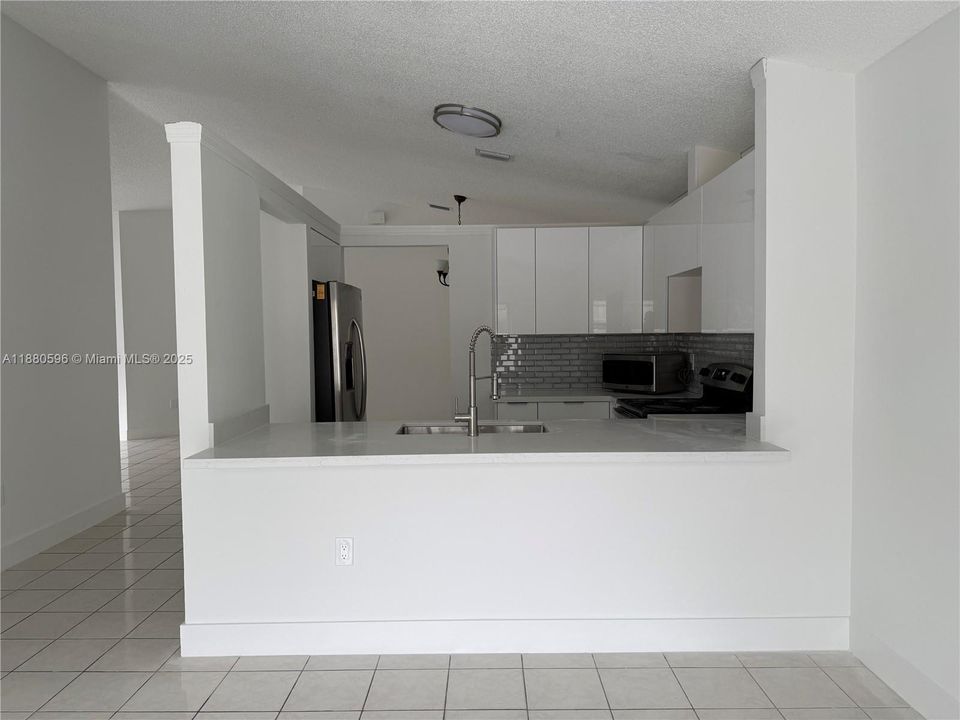 Recently Sold: $569,999 (3 beds, 2 baths, 1652 Square Feet)