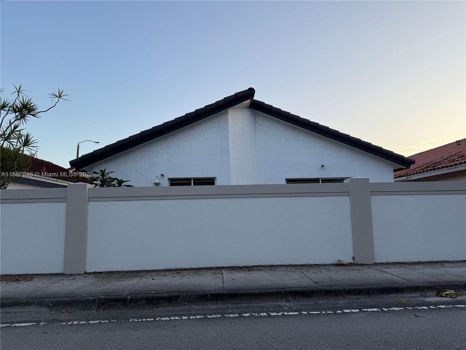 Recently Sold: $569,999 (3 beds, 2 baths, 1652 Square Feet)