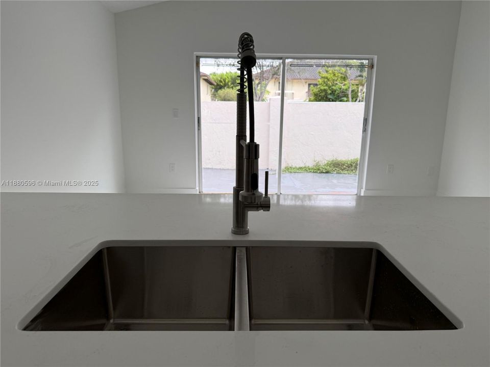 Recently Sold: $569,999 (3 beds, 2 baths, 1652 Square Feet)