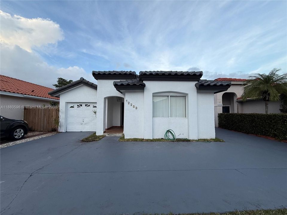 Recently Sold: $569,999 (3 beds, 2 baths, 1652 Square Feet)