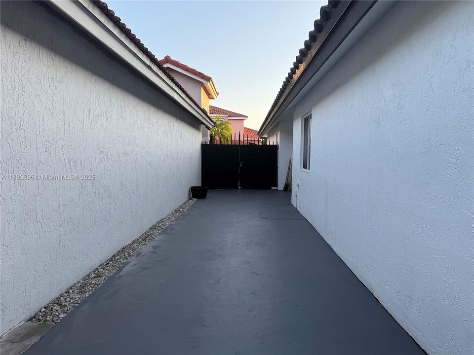 Recently Sold: $569,999 (3 beds, 2 baths, 1652 Square Feet)