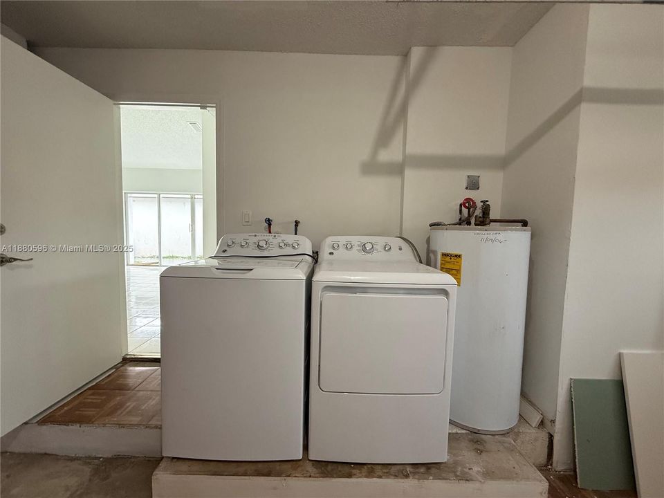 Recently Sold: $569,999 (3 beds, 2 baths, 1652 Square Feet)