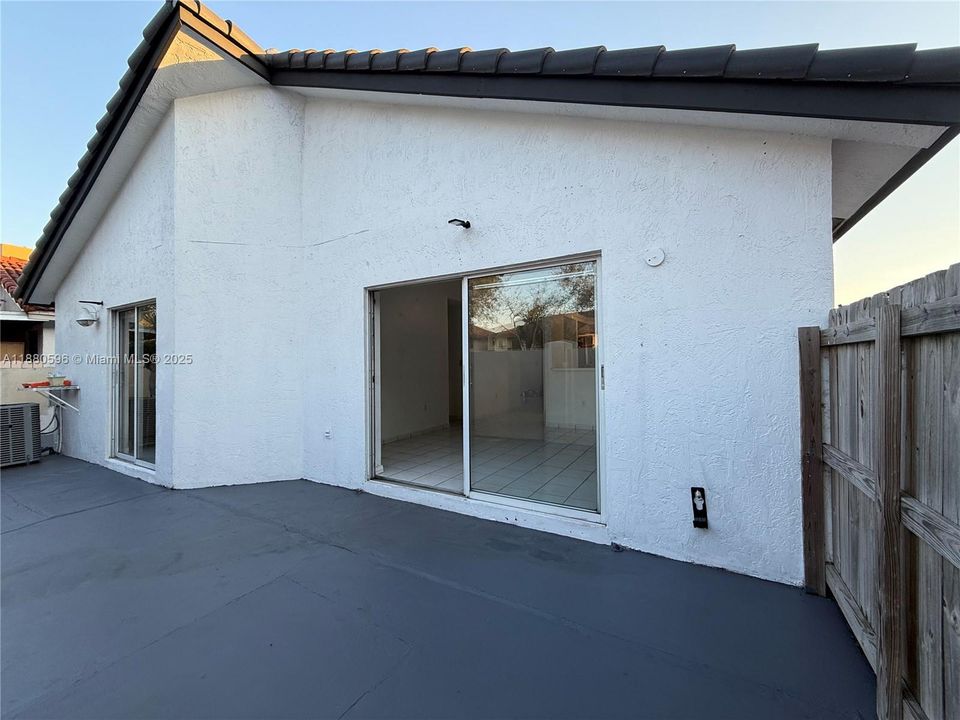 Recently Sold: $569,999 (3 beds, 2 baths, 1652 Square Feet)