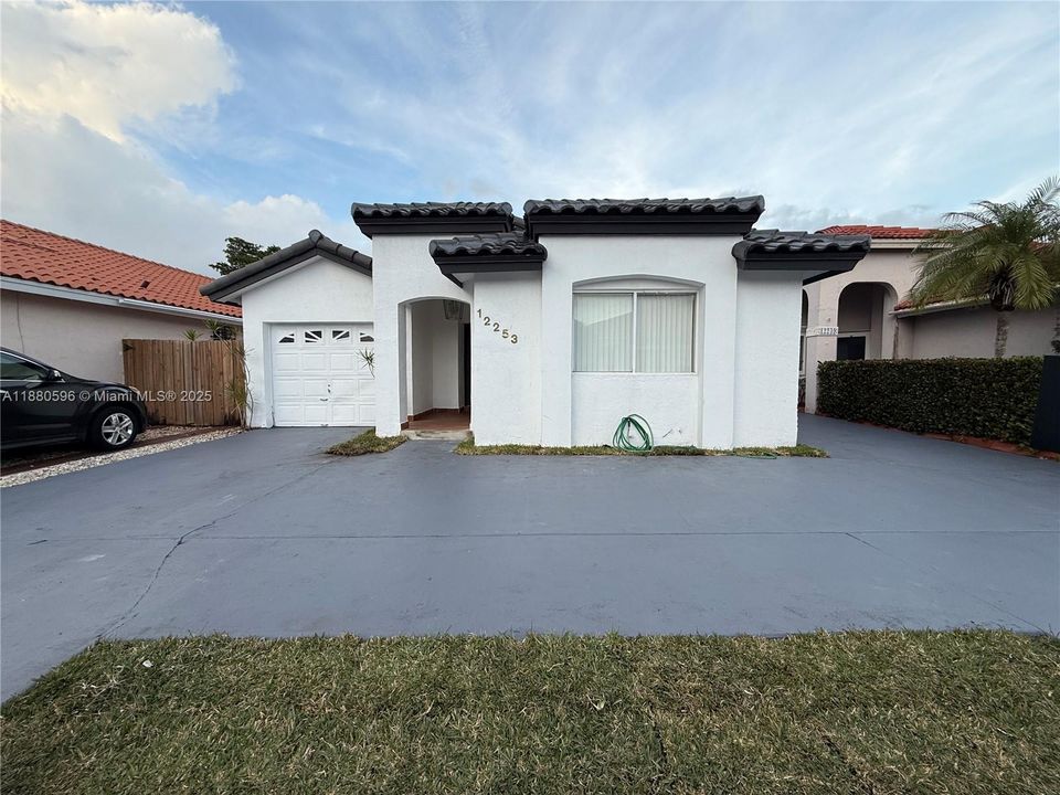 Recently Sold: $569,999 (3 beds, 2 baths, 1652 Square Feet)