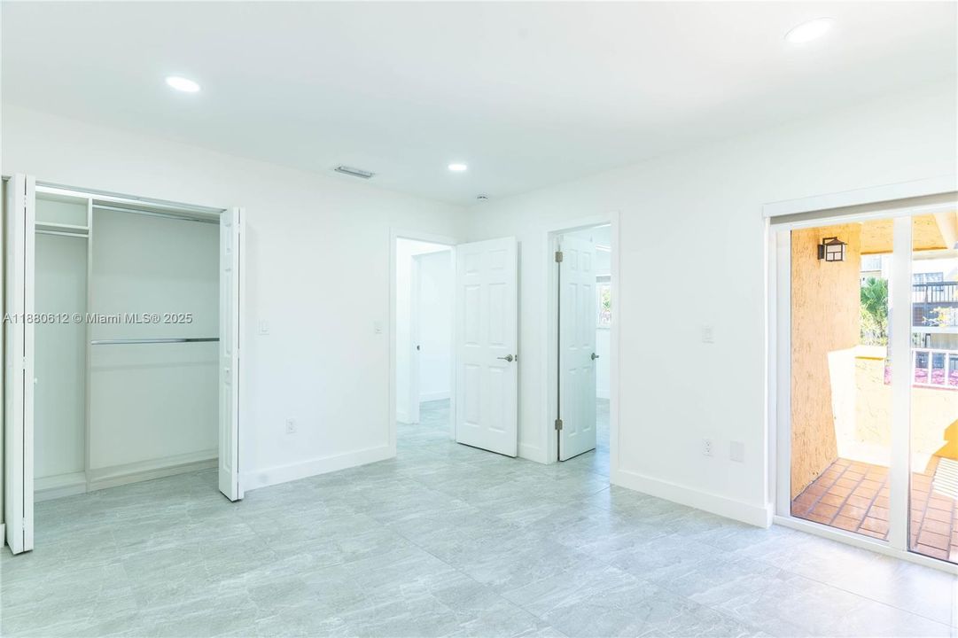 合同活跃: $335,000 (2 贝兹, 1 浴室, 896 平方英尺)