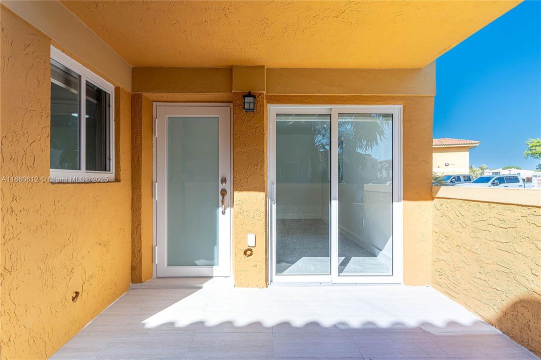 合同活跃: $335,000 (2 贝兹, 1 浴室, 896 平方英尺)