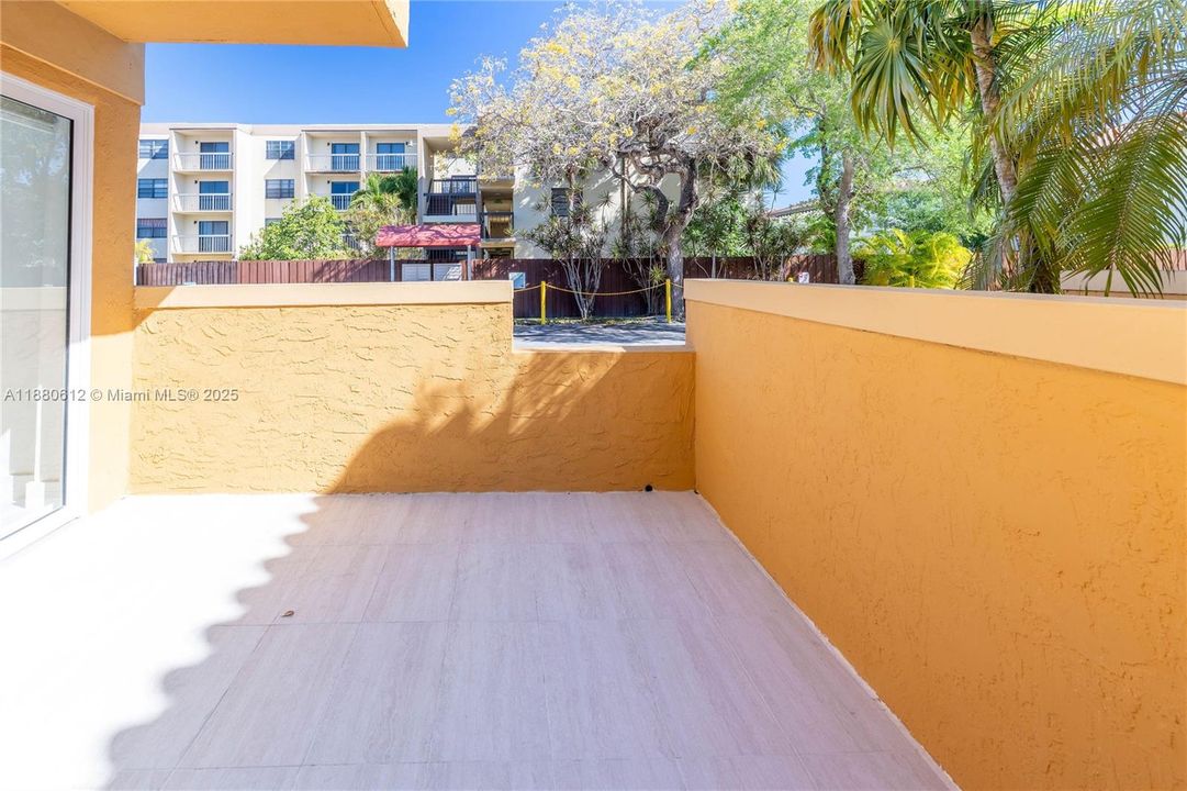 合同活跃: $335,000 (2 贝兹, 1 浴室, 896 平方英尺)