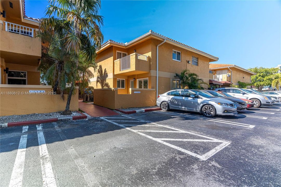 合同活跃: $335,000 (2 贝兹, 1 浴室, 896 平方英尺)