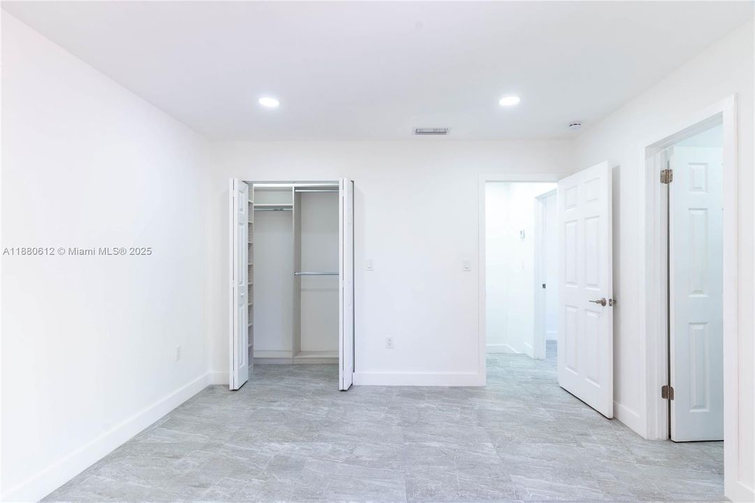 合同活跃: $335,000 (2 贝兹, 1 浴室, 896 平方英尺)