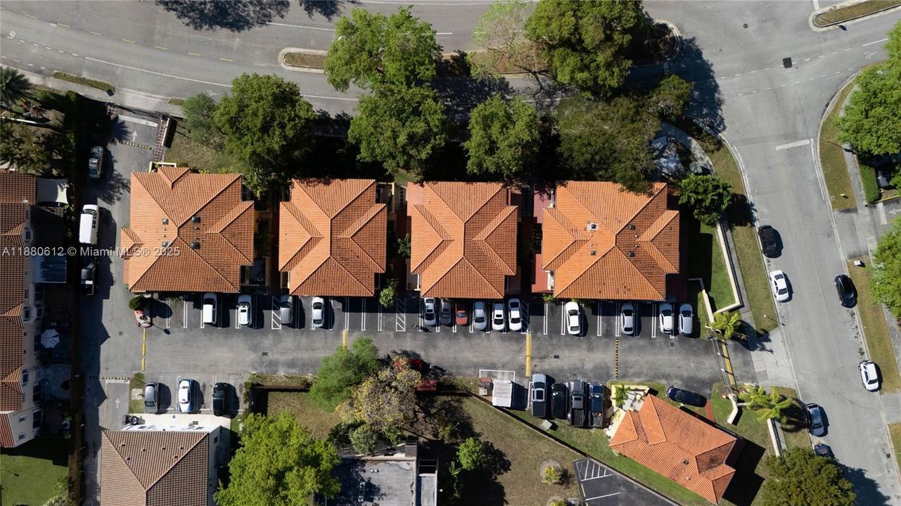 合同活跃: $335,000 (2 贝兹, 1 浴室, 896 平方英尺)